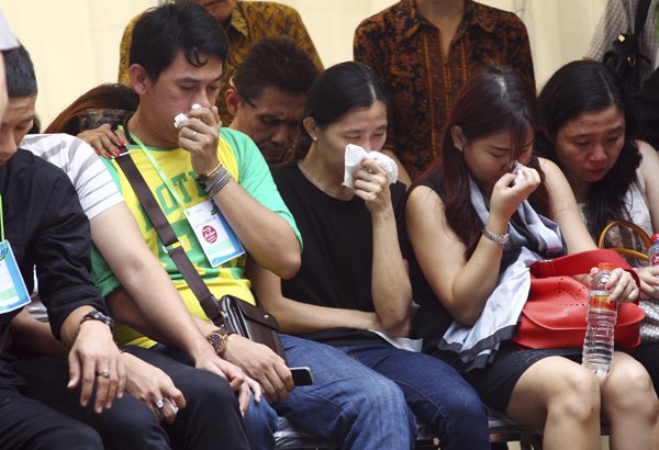 AirAsia Tragedy: राष्ट्रीय खोज एवं बचाव एजेंसी के अभियान निदेशक सुरयादी बी सुप्रियादी ने बताया कि कुल 13 विमानों और 30 पोतों में सवार खोजी दलों ने आज पीड़ितों और मलबे की तलाश के लिए अपना दायरा विस्तृत कर दिया। (फ़ोटो-एपी)