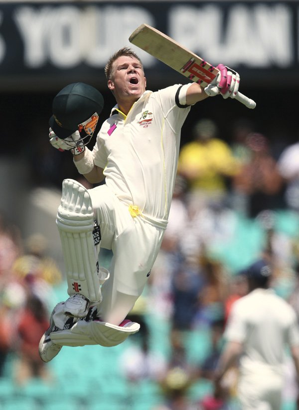 Ind vs Aus Test: भारत और ऑस्ट्रेलिया के बीच सिडनी में खेले जा रहे चौथे और अंतिम टेस्ट मैच के पहले दिन भारत के खिलाफ शतक जड़ने के बाद खुशी मनाते ऑस्ट्रेलिया के डेविड वॉर्नर। (फ़ोटो-एपी)