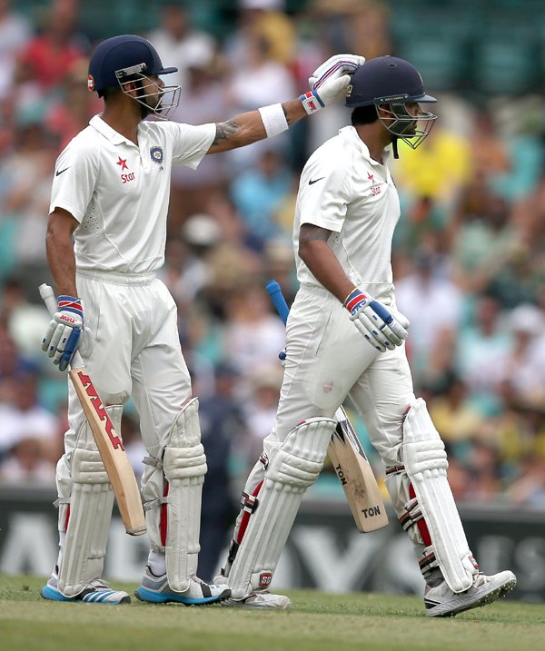Sydney Test: भारत और ऑस्ट्रेलिया के बीच सिडनी में खेले जा रहे चौथे और अंतिम टेस्ट मैच के पांचवें दिन भारतीय बल्लेबाज़ मुरली विजय (80 रन) को उनकी शानदार पारी के लिए शाबाशी देते कप्तान विराट कोहली। (स्रोत-एपी)