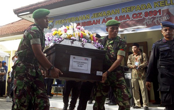 AirAsia Tragedy: पोतों में सिंगापुर, मलेशिया तथा अमेरिका से आए आठ अत्याधुनिक पोत शामिल हैं जिनमें समुद्र के तल में मलबे तथा महत्वपूर्ण ब्लैक बॉक्स की खोज के लिए नवीनतम उपकरण लगे हैं। (फ़ोटो-एपी)