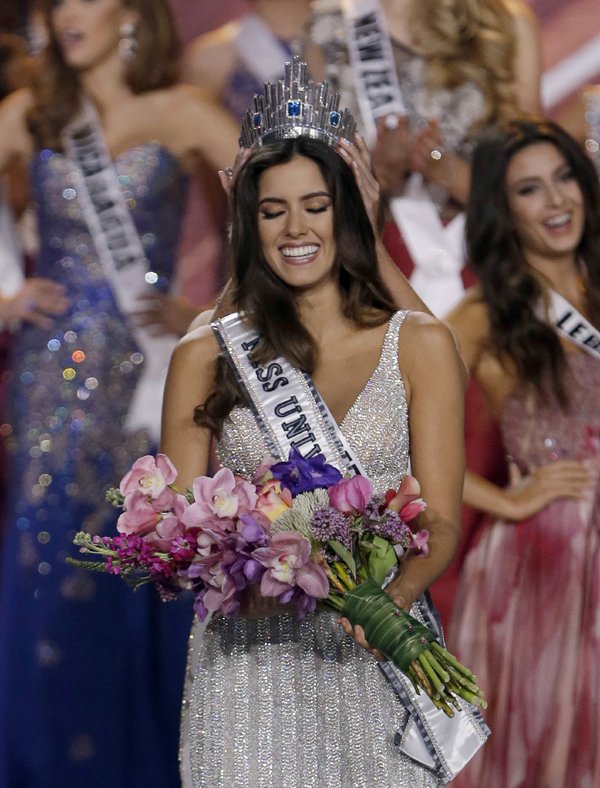 Miss Universe: फ्लोरिडा के मियामी में आयोजित 63वें मिस यूनिवर्स सौंदर्य प्रतियोगिता में विजेता बनने के बाद क्राउन पहनने के दौरान मिस कोलंबिया पाउलीन वेगा के चेहरे पर बिखरी मुस्कान। (स्रोत-एपी)