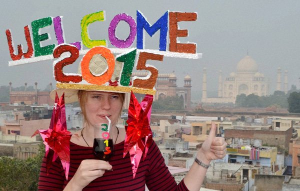 New Year 2015: आगरा में ताजमहल के समीप एक पर्यटक ने कुछ इस अंदाज़ में किया नए साल का स्वागत। (फ़ोटो-पीटीआई)