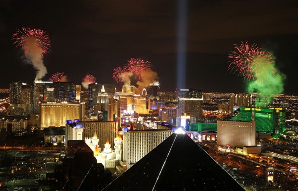 लॉस वेगास में नए साल के स्वागत में आधी रात के बाद हुई आतिशबाज़ी। (फ़ोटो-एपी)
