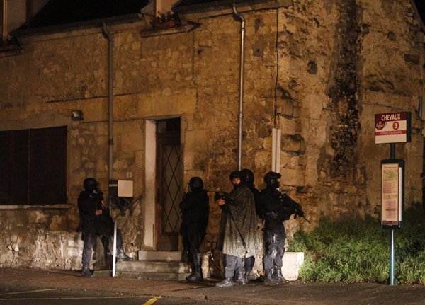 Charlie Hebdo: फ्रांस की पुलिस ने शुक्रवार को एक प्रिंटिग कंपनी के परिसर और एक यहूदी सुपरमार्केट में घुसकर शार्ली एब्दो नरसंहार मामले में वांछित दोनों भाइयों और कथित तौर पर उनके एक साथी को मार डाला जिसने दो अलग-अलग घटनाओं में लोगों को बंधक बनाया था। (फ़ोटो-एपी)