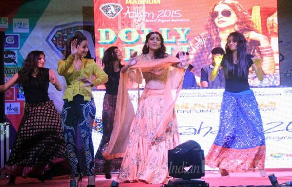 अपनी आनेवाली फिल्म 'डॉली की डोली' के म्यूज़िक लॉन्चिंग पर सोनम कपूर और मलाइका आरोड़ा डांस करते हुए। (स्रोत-वरिंदर चावला)