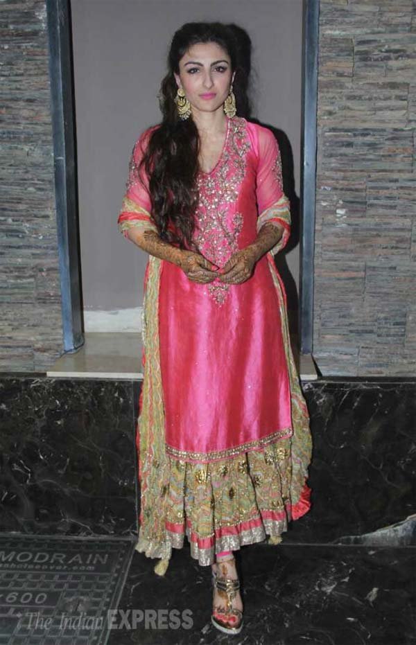 Soha Ali Khan mehendi: बॉलीवुड अभिनेत्री सोहा अली खान जल्द ही अभिनेता कुणाल खेमू के साथ सादी के बंधन में बंधने वाले हैं। इससे पहले शुक्रवार (23 जनवरी) को मेंहदी की रस्म अदा की गई। सोहा के करीबी दोस्त और पारिवारिक सदस्य इस मेंहदी रस्म में शामिल हुए। (फ़ोटो-वरिंदर चावला)