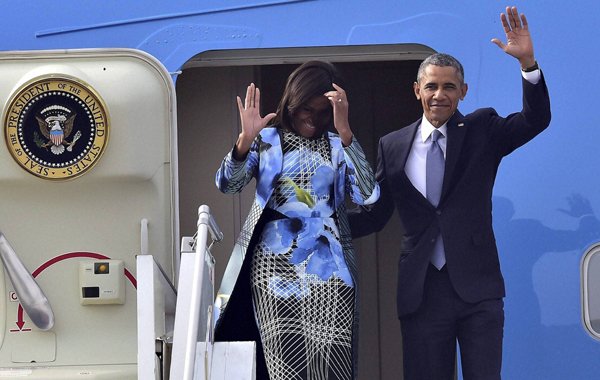 Obama Modi: अमेरिकी राष्ट्रपति बराक ओबामा के आज सुबह यहां हवाईअड्डा पहुंचने पर प्रधानमंत्री नरेंद्र मोदी ने आज निर्धारित प्रोटोकॉल से परे जाते हुए उनका भव्य स्वागत किया। (स्रोत-पीटीआई)