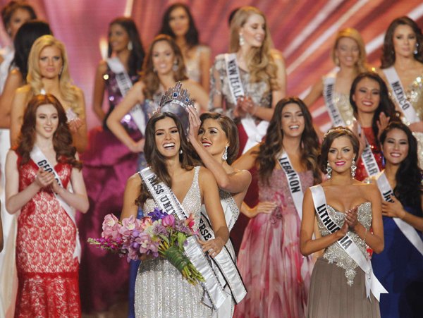 Miss Universe: फ्लोरिडा के मियामी में आयोजित 63वें मिस यूनिवर्स सौंदर्य प्रतियोगिता में विजेता बनीं मिस कोलंबिया पाउलीना वेगा को मिस यूनिवर्स क्राउन पहनातीं हुईं अंतिम वर्ष की विजेता वेनेजुएला की गैब्रिएला इसलर। (स्रोत-रॉयटर्स)