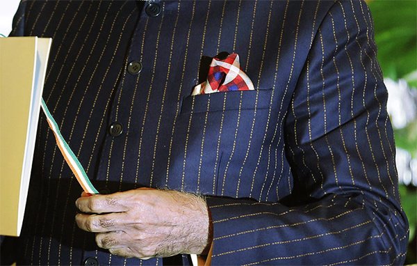 Modi Suit: प्रधानमंत्री नरेंद्र मोदी के बंद गला सूट की चारो और चर्चा हो रही है, जो उन्होंने अमेरिकी राष्ट्रपति बराक ओबामा के साथ संयुक्त संवाददाता सम्मेलन करते समय पहना था। पूरे सूट पर हर जगह नरेंद्र दामोदर दास मोदी लिखा हुआ था। सोशल मीडिया पर इसकी खूब चर्चा हो रही है। (तस्वीर-रॉयटर्स)