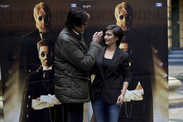 Shamitabh Promotion: हिंदी सिनेमा के महानायक अमिताभ बच्चन ने इस बात को खारिज कर दिया कि उनकी आगामी फिल्म ‘शमिताभ’ में उनके नाम का इस्तेमाल एक तरह की सनसनी पैदा करने के लिए किया गया। (स्रोत-एपी/पीटीआई)