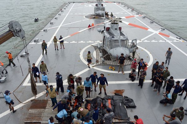 AirAsia Tragedy: जावा समुद्र में एयर एशिया के विमान की खोज के दौरान धातु से बनी दो बड़ी वस्तुएं मिली हैं जबकि खराब मौसम के कारण विमान के डाटा रिकॉर्डरों की खोज के प्रयास बाधित रहे। इंडोनेशिया की खोज एवं बचाव एजेंसी के प्रमुख बमबंग सोएलिस्तयो ने कहा कि पांगकलां बन के पास समुद्र के तल में चीजें मिली हैं। (फ़ोटो-एपी)
