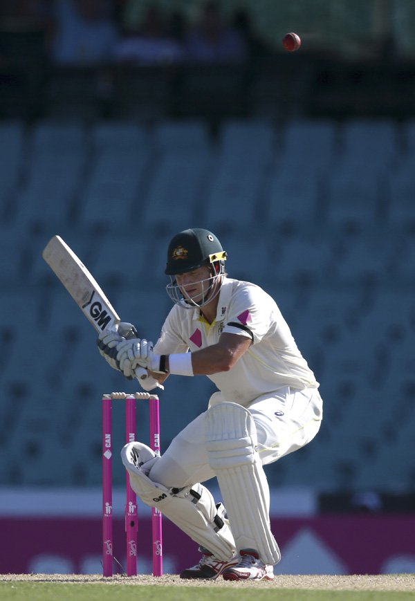 Ind vs Aus Test: भारत और ऑस्ट्रेलिया के बीच सिडनी में खेले जा रहे चौथे और अंतिम टेस्ट मैच के पहले दिन भारत के खिलाफ बल्लेबाज़ी के दौरान शेन वॉटसन एक ऊंची गेंद पर झुकते हुए। (फ़ोटो-एपी)