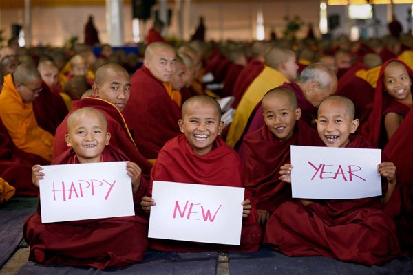 बोधगया में बौद्ध भिक्षु नए साल के कार्ड के साथ। (फ़ोटो-पीटीआई)