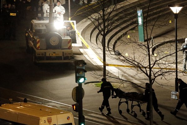 Charlie Hebdo: पेरिस के उत्तर पूर्व में दामार्तिन एन गोइली गांव में एक छोटी प्रिंटिंग कंपनी में जब सशस्त्र कमांडो ने रात को प्रवेश किया तो वहां विस्फोट हुए और इमारत से धुआं निकला। एक सुरक्षा सूत्र ने बताया कि दोनों आतंकवादियों ने भागने की नाकाम कोशिश की। उन्होंने सुरक्षा बलों पर गोलीबारी की। बाद में दोनों मारे गए। (फ़ोटो-एपी)