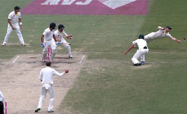 Sydney Test: भारत और ऑस्ट्रेलिया के बीच सिडनी में खेले जा रहे चौथे और अंतिम टेस्ट मैच के पांचवें दिन भारतीय बल्लेबाज़ रोहित शर्मा को कैच आउट करने का प्रयास करते हुए ऑस्ट्रेलिया के डेविड वॉर्नर। (स्रोत-एपी)