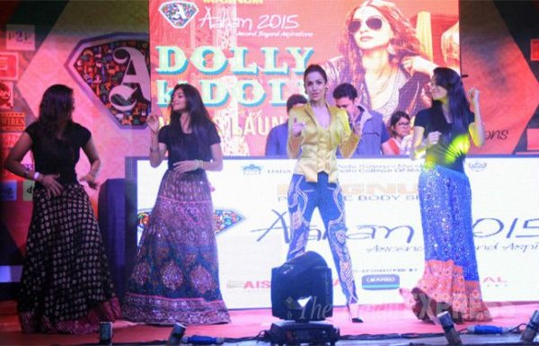 अपनी आनेवाली फिल्म 'डॉली की डोली' के म्यूज़िक लॉन्चिंग पर सोनम कपूर और मलाइका आरोड़ा डांस करते हुए। (स्रोत-वरिंदर चावला)