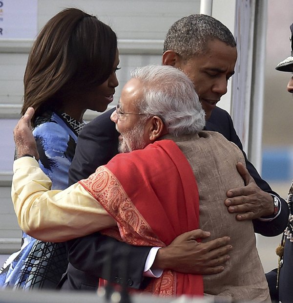 Obama Modi: पूर्व प्रधानमंत्री मनमोहन सिंह के बाद प्रधानमंत्री मोदी भारत के ऐसे दूसरे प्रधानमंत्री बन गए हैं जिन्होंने ओबामा के लिए खास सम्मान प्रदर्शित करने का यह तरीका अपनाया। (स्रोत-पीटीआई)