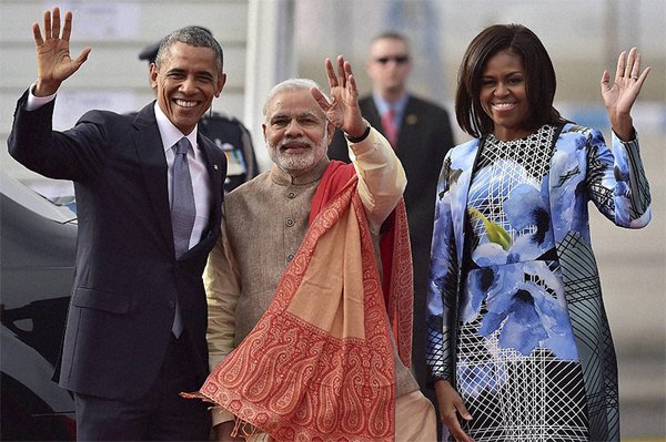 Modi Suit: हैदराबाद हाउस में ओबामा के साथ चाय पे चर्चा तथा संयुक्त संवाददाता सम्मेलन के दौरान मोदी रविवार शाम को गहरे नीले रंग के बंदगला सूट में नजर आए थे। पूरे सूट पर पीले रंग की लंबी पट्टियां थीं, जिसपर नरेंद्र दामोदर दास मोदी लिखा हुआ था। (तस्वीर-पीटीआई)
