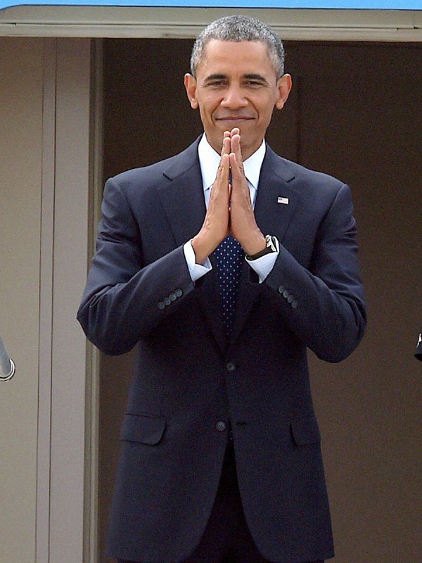 Obama Leave India: यहां पालम हवाई अड्डे पर अपने विमान ‘एयरफोर्स वन’ पर सवार होने से पहले ओबामा ने पारंपरिक तरीके से हाथ जोड़कर नमस्ते किया और हाथ हिलाया। उनके साथ उनकी पत्नी मिशेल ओबामा भी थीं। हवाई अड्डे पर उन्हें विदा करने के लिए केंद्रीय मंत्री पीयूष गोयल, विदेश सचिव सुजाता सिंह और अन्य गणमान्य लोग मौजूद थे। (स्रोत-पीटीआई)