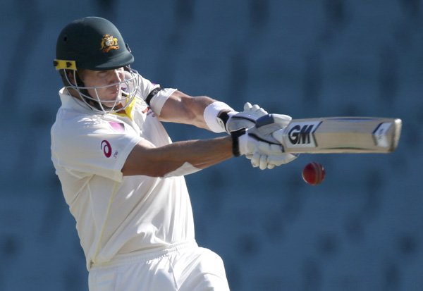 Ind vs Aus Test: भारत और ऑस्ट्रेलिया के बीच सिडनी में खेले जा रहे चौथे और अंतिम टेस्ट मैच के पहले दिन भारत के खिलाफ बल्लेबाज़ी के दौरान स्वीप शॉट खेलते हुए शेन वॉटसन। (फ़ोटो-एपी)