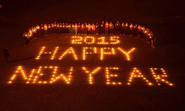 New Year 2015: इलाहाबाद में लोगों ने कैंडल जलाकर हैप्पी न्यू ईयर 2015 की मानव श्रृंखला बनाई। (फ़ोटो-पीटीआई)