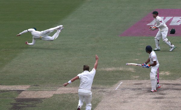 Sydney Test: भारत और ऑस्ट्रेलिया के बीच सिडनी में खेले जा रहे चौथे और अंतिम टेस्ट मैच के पांचवें दिन भारतीय बल्लेबाज़ रोहित शर्मा को 39 के निजी स्कोर पर डाइव लगाकर कैच आउट करते ऑस्ट्रेलियाई खिलाड़ी स्टीव स्मिथ। (स्रोत-एपी)