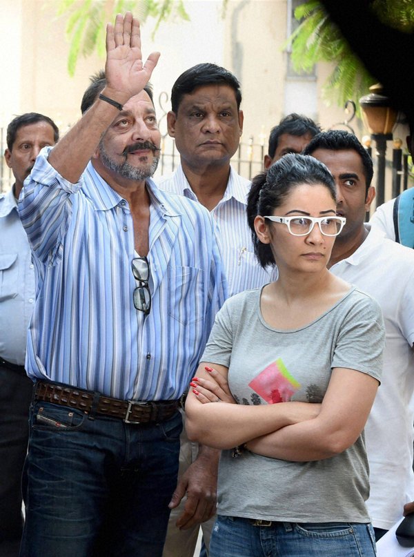 दत्त के वकील रिजवान मर्चेंट ने पीटीआई-भाषा से कहा, ‘‘फरलो को बढ़ाने की मांग को लेकर दायर दत्त का आवेदन खारिज हो गया है और वह दिन में पुणे की यरवदा जेल में समर्पण करेंगे।’’(स्रोत-पीटीआई)