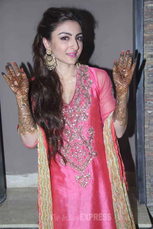 Soha Ali Khan mehendi: इस मौके पर सोहा ने गुलाबी-सुनहरे रंग का शरारा पहन रखा था। (फ़ोटो-वरिंदर चावला)