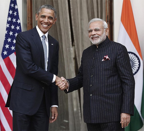 Modi Suit: फैशन डिजायनर सामंत चौहान ने सूत्रों से कहा, यह बुनाई का एक अत्यंत बेहतरीन नमूना है और इसकी कीमत तकनीक व कपड़े की गुणवत्ता पर निर्भर करेगी। उन्होंने कहा कि इस तरह के कपड़े को बनाने में 80 हजार से लेकर पांच लाख रुपये तक का खर्च आ सकता है। (तस्वीर-रॉयटर्स)