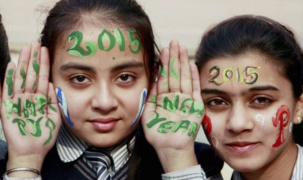 New Year 2015: गुड़गांव में नए साल का स्वागत करने के लिए छात्रों ने अपने चेहरे को कुछ यू रंग दिया। (फ़ोटो-पीटीआई)