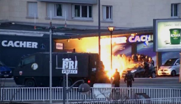 Charlie Hebdo: इन हमलावरों के मारे जाने के साथ ही 48 घंटे से फ्रांस में व्याप्त दहशत और अनिश्चितता का अंत हो गया जिसकी शुरुआत शार्ली एब्दो पत्रिका के कार्यालय में तीन आतंकवादियों के हमले में 12 लोगों के मारे जाने से हुई थी। इनमें से एक ने बाद में पुलिस के आगे समर्पण कर दिया। यह हमला फ्रांस में आधी सदी में हुआ सबसे भयावह हमला था। (फ़ोटो-एपी)