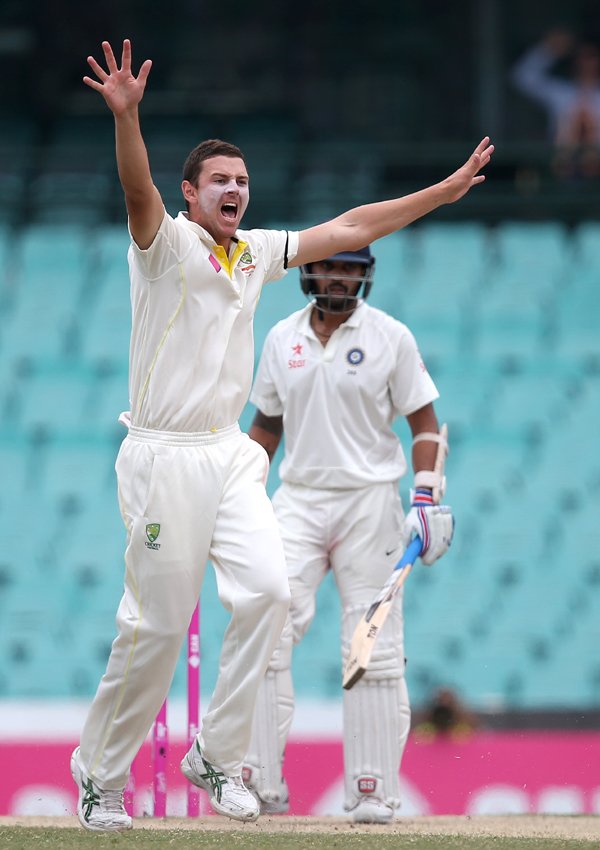 Sydney Test: भारत और ऑस्ट्रेलिया के बीच सिडनी में खेले जा रहे चौथे और अंतिम टेस्ट मैच के पांचवें दिन भारतीय बल्लेबाज़ मुरली विजय के खिलाफ पगबाधा की अपील करते ऑस्ट्रेलियाई गेंदबाज़ जॉश हेजलवुड। (स्रोत-एपी)
