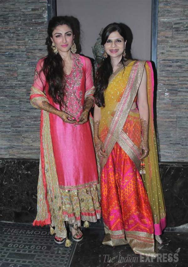 Soha Ali Khan mehendi: अपनी बड़ी बहन सबा अली खान के साथ सोहा अली खान। (फ़ोटो-वरिंदर चावला)