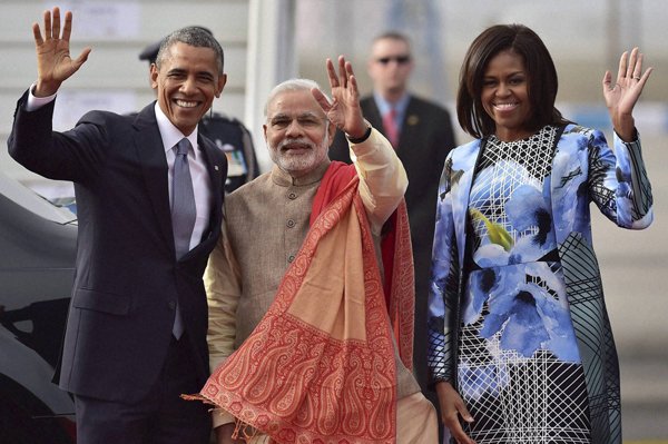 Obama Modi: ओबामा और मोदी को एक-दूसरे के साथ गर्मजोशी से गले मिलते देखकर, उस मुलाकात की गर्मजोशी की याद भी ताजा हो गई, जो अमेरिकी राष्ट्रपति और सिंह की मुलाकात में देखने को मिली थी। (स्रोत-पीटीआई)