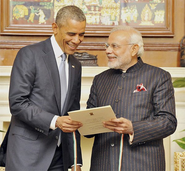 Modi Suit: वहीं, डिजायनर राकेश अग्रवाल ने सूत्रों से कहा, नाम को इस तरह से बुना गया था कि वह महीन धारी की तरह लग रहा था। मुझे लगता है कि यह बेहतरीन पसंद है। इस तरह की बुनाई बरबेरी से हेर्म्स तक कई अंतर्राष्ट्रीय ब्रांड कर रहे हैं। एक अन्य डिजायनर गौतम गुप्ता इस बात से आश्वस्त हैं कि उसकी बारीकी देखकर ऐसा नहीं लगता कि उस कपड़े का निर्माण मशीन में किया गया है। उन्होंने कहा कि अगर उस कपड़े को इटालियन ऊन से बनाया गया है, तो वह बेहद महंगा होगा। ऐसा पहली बार नहीं हो रहा है कि कपड़े में नाम की पट्टियों वाली पोशाक किसी ने पहली बार पहनी है। (तस्वीर-रॉयटर्स)