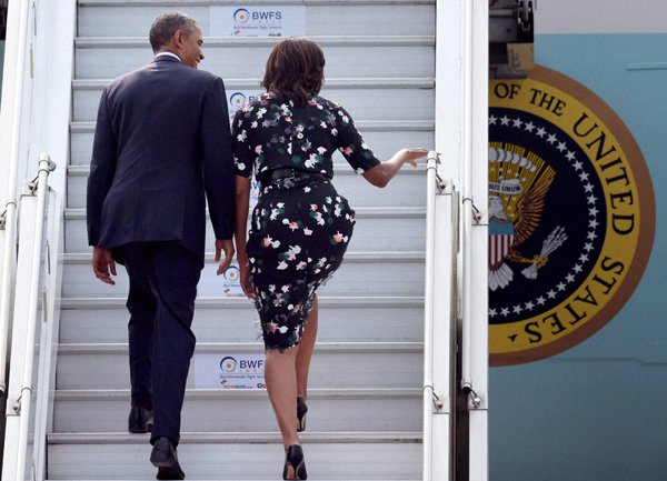 Obama Leave India: प्रधानमंत्री नरेंद्र मोदी के साथ रविवार को अपनी बातचीत में दोनों नेताओं ने सैन्य आयुध का संयुक्त रूप से उत्पादन करने और आर्थिक सहयोग बढ़ाने के निर्णय के अलावा असैन्य परमाणु करार के क्रियान्वयन की राह की बाधाएं हटाने में कामयाबी पाई। (स्रोत-पीटीआई)