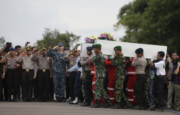 AirAsia Tragedy: मलेशिया के नौसेना प्रमुख अब्दुल अजीज जाफर ने ट्विटर पर कहा कि राहतकर्मियों के दल उग्र समुद्र में चार मीटर तक की ऊंचाई वाली लहरों और 20 से 30 समुद्री मील प्रति घंटा की तेज हवाओं से जूझ रहे हैं। विमान क्यूजेड8501 की खोज के लिए पानी के नीचे 57 समुद्री मील लंबा और 10 समुद्री मील चौड़े इलाके को चुना गया है। (फ़ोटो-एपी)