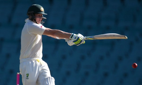 Ind vs Aus Test: भारत और ऑस्ट्रेलिया के बीच सिडनी में खेले जा रहे चौथे और अंतिम टेस्ट मैच के पहले दिन भारत के खिलाफ बल्लेबाज़ी के दौरान गेंद को पुल करते स्टीव स्मिथ। (फ़ोटो-एपी)