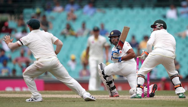 Sydney Test: भारत और ऑस्ट्रेलिया के बीच सिडनी में खेले जा रहे चौथे और अंतिम टेस्ट मैच के पांचवें दिन भारतीय बल्लेबाज़ रोहित शर्मा स्वीप शॉट खेलते हुए। (स्रोत-एपी)