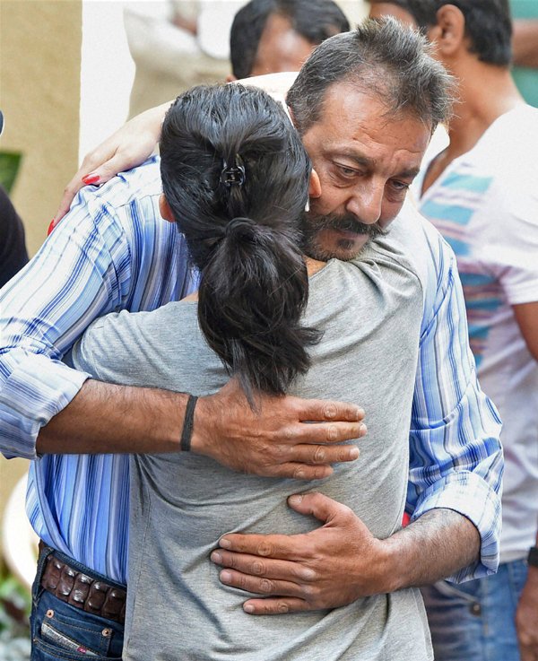 जेल विभाग के डीआईजी ने कहा कि दत्त के आवेदन को खारिज किया गया क्योंकि उन्हें स्थानीय थाने से सकारात्मक रिपोर्ट नहीं मिली है। पुलिस उप महानिरीक्षक (कारागार) राजेंद्र धमाने ने पीटीआई-भाषा से कहा, ‘‘स्थानीय पुलिस ने दत्त के फरलो की मियाद को बढ़ाने पर सकारात्मक रिपोर्ट नहीं दी है। उनका मानना है कि दत्त के उपचार के लिए फरलो की मियाद बढ़ाने की जरूरत नहीं है इसलिए मैंने आवेदन को खारिज किया।’’(स्रोत-पीटीआई)