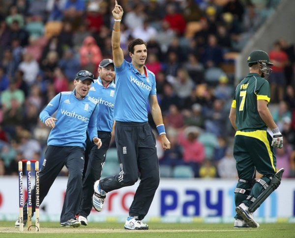 AusVsEng: आरोन फिंच (32) और शॉन मार्श (45) ने पहले विकेट के लिये 76 रन जोड़कर ऑस्ट्रेलिया को अच्छी शुरुआत दिलायी लेकिन इन दोनों के अलावा कैमरून वाइट (शून्य) के 16 रन के अंदर आउट होने से टीम संकट में पड़ गयी। स्टीवन फिन ने मार्श और वाइट को अपने एक ओवर में पवेलियन भेजा। (तस्वीर-रॉयटर्स)