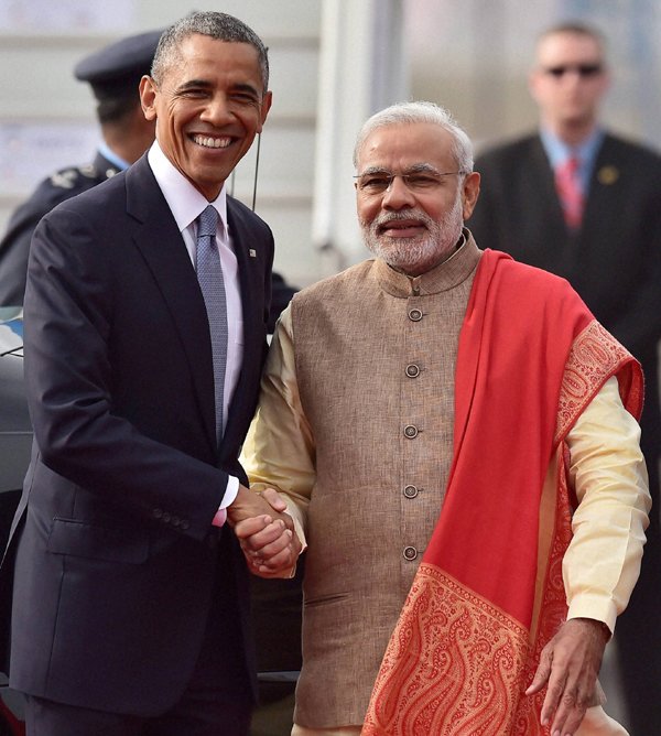Obama Modi: उस समय ओबामा तत्कालीन प्रधानमंत्री से गले मिले थे और उन्होंने कौर का स्नेहाभिवादन किया था। मिशेल ने भी इसी तरह से सिंह और कौर का अभिवादन किया था। (स्रोत-पीटीआई)