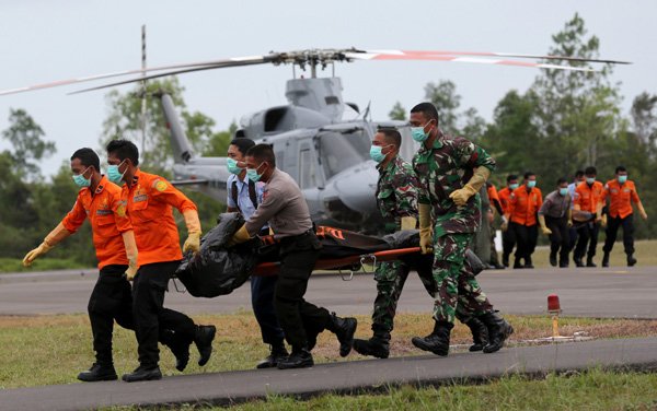 AirAsia Tragedy: इंडोनेशियन एजेंसी फॉर मेटरोलॉजिकल, क्लाइमेटोलॉजिकल एंड जियोफीजिक्स ने कहा कि दुर्घटना का सबसे अधिक संभावित कारण बादलों के बीच जाने पर विमान पर बर्फ जमना हो सकता है, जिसने विमान के ईंजन को क्षतिग्रस्त कर दिया होगा। (फ़ोटो-एपी)