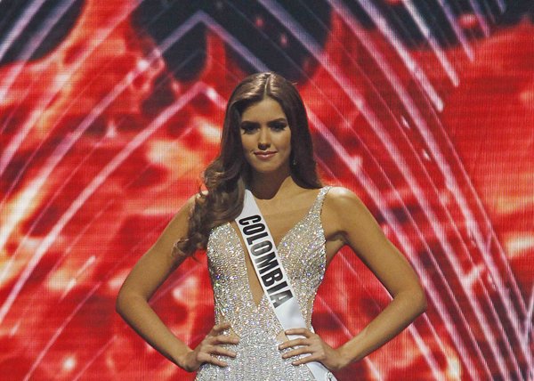 Miss Universe: फ्लोरिडा के मियामी में आयोजित 63वें मिस यूनिवर्स सौंदर्य प्रतियोगिता में अंतिम 5 में नामित होने के बाद अन्य प्रतिभागियों के साथ मिस कोलंबिया पाउलीना वेगा। (स्रोत-रॉयटर्स)