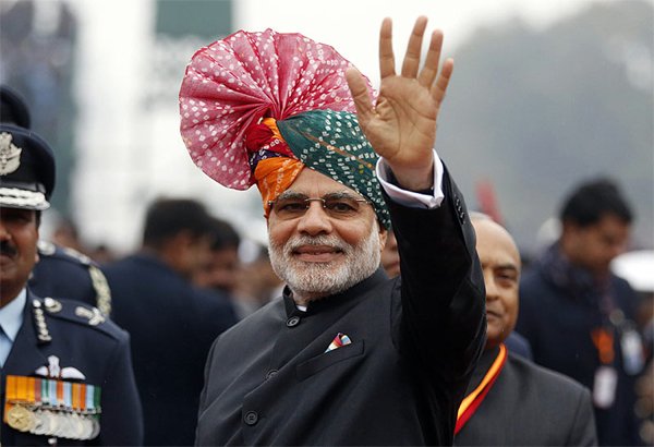 Modi Suit: इससे पहले इटली के पदच्युत नेता होस्नी मुबारक के बारे में कहा जाता है कि साल 2011 में उन्होंने ऐसा ही सूट पहना था। प्रधानमंत्री पद पर आसीन होने के बाद से प्रधानमंत्री नरेंद्र मोदी ने अपने तरह-तरह के पहनावे से फैशन समुदाय का ध्यान अपनी ओर खासा आकर्षित किया है। (तस्वीर-रॉयटर्स)