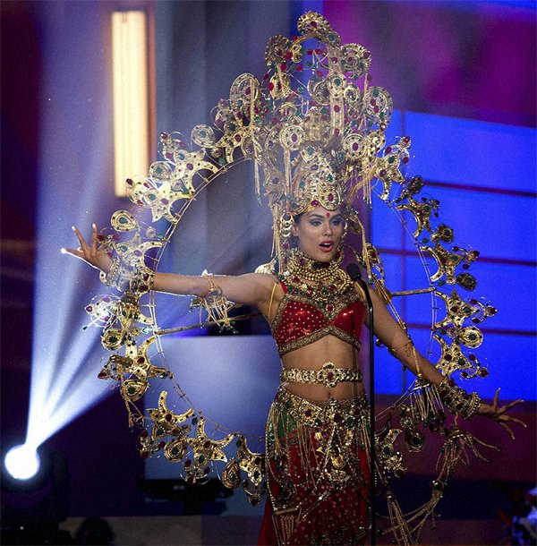 Miss Universe Pageant: फ़्लोरिडा स्थित मियामी में आयोजित 63वां मिस यूनिवर्स प्रतियोगिता के दौरान मिस इंडिया 2014 नोयोनिता। (स्रोत-एपी/पीटीआई)