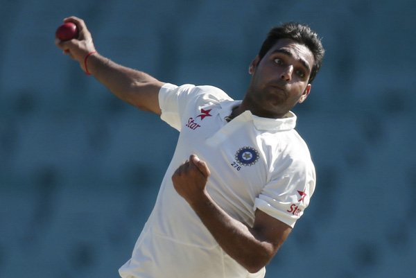 Ind vs Aus Test: भारत और ऑस्ट्रेलिया के बीच सिडनी में खेले जा रहे चौथे और अंतिम टेस्ट मैच के पहले दिन ऑस्ट्रेलिया के खिलाफ गेंदबाज़ी करते भुवनेश्वर कुमार। (फ़ोटो-एपी)