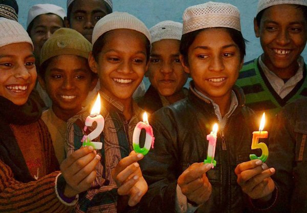 New Year 2015: उत्तरप्रदेश के मिर्जापुर में बच्चों ने कैंडल जलाकर नए साल का स्वागत किया। (फ़ोटो-पीटीआई)