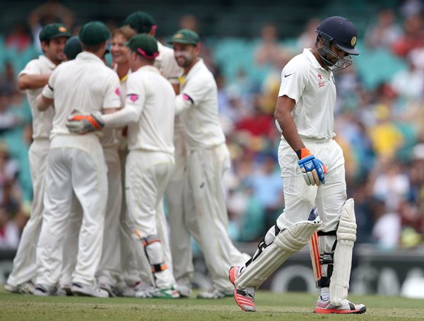 Sydney Test: भारत और ऑस्ट्रेलिया के बीच सिडनी में खेले जा रहे चौथे और अंतिम टेस्ट मैच के पांचवें दिन भारतीय बल्लेबाज़ रोहित शर्मा को 39 के स्कोर पर आउट करने के बाद खुशी मनाते ऑस्ट्रेलियाई खिलाड़ी। (स्रोत-एपी)