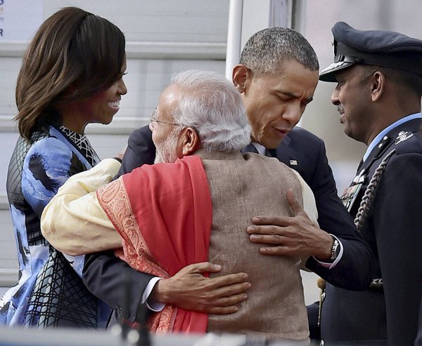 Obama Modi: भारतीय प्रधानमंत्री द्वारा हवाईअड्डे पर अमेरिकी राष्ट्र प्रमुख का स्वागत करना यह दर्शाता है कि भारत वैश्विक महाशक्ति के साथ अपने रणनीतिक संबंधों को कितना अधिक महत्व देता है। (स्रोत-पीटीआई)